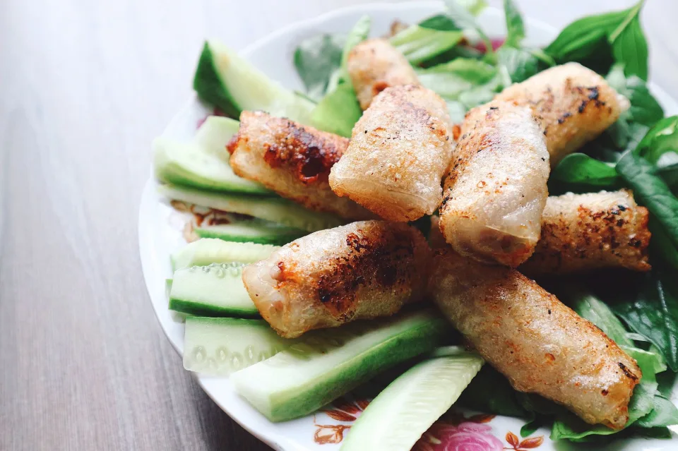 Nhân viên đang dọn món
