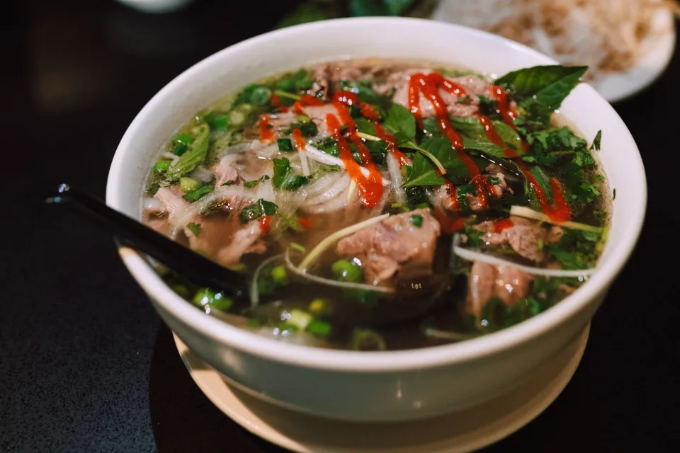 Bàn ăn trong quán
